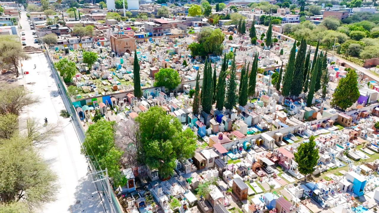 Villa de Pozos ofrece trámites de inhumación y permisos para remodelar tumbas