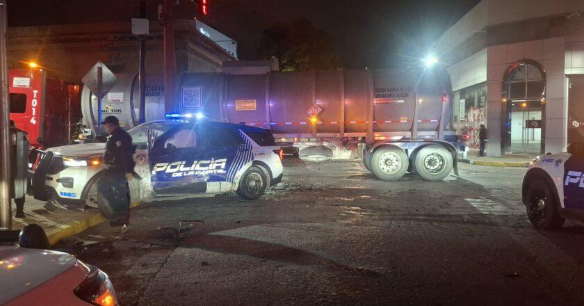 Choque entre tractocamión y patrulla deja dos policías lesionados en el Centro Histórico