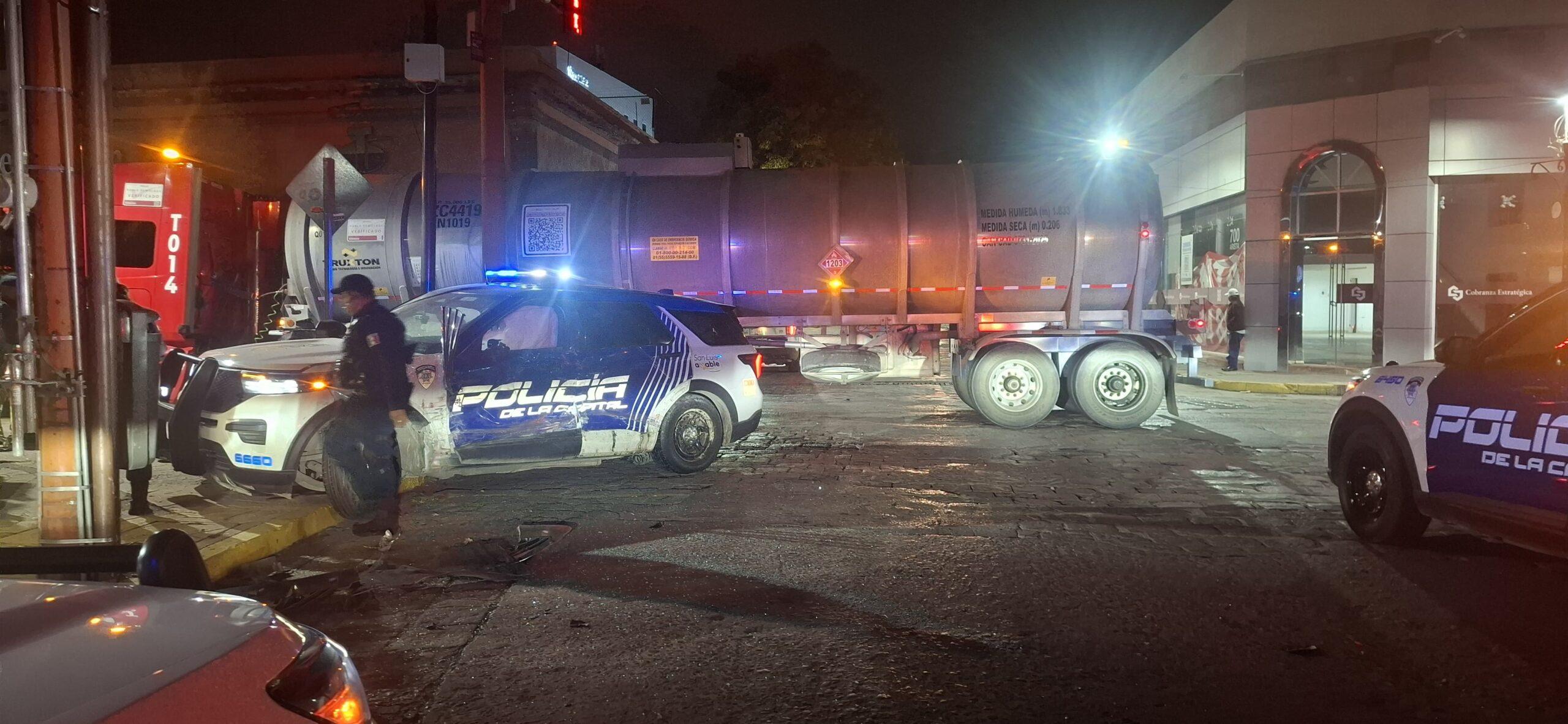 Choque entre tractocamión y patrulla deja dos policías lesionados en el Centro Histórico